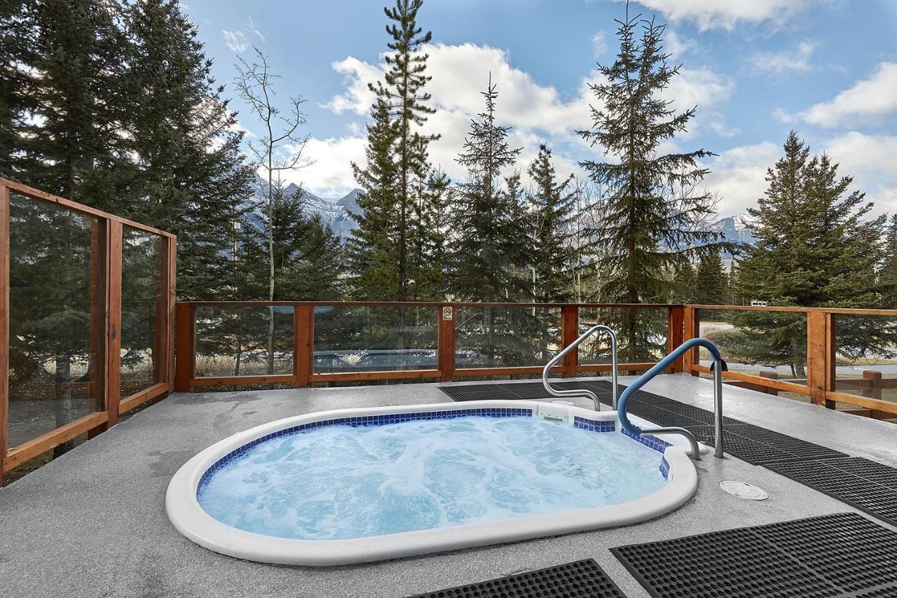 Mountain View Escape With Open Hot Tub, Views!! Villa Canmore Bagian luar foto