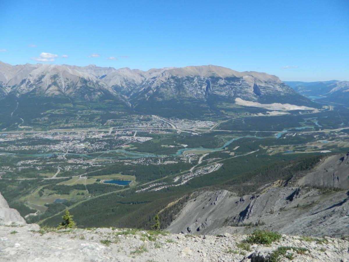 Mountain View Escape With Open Hot Tub, Views!! Villa Canmore Bagian luar foto